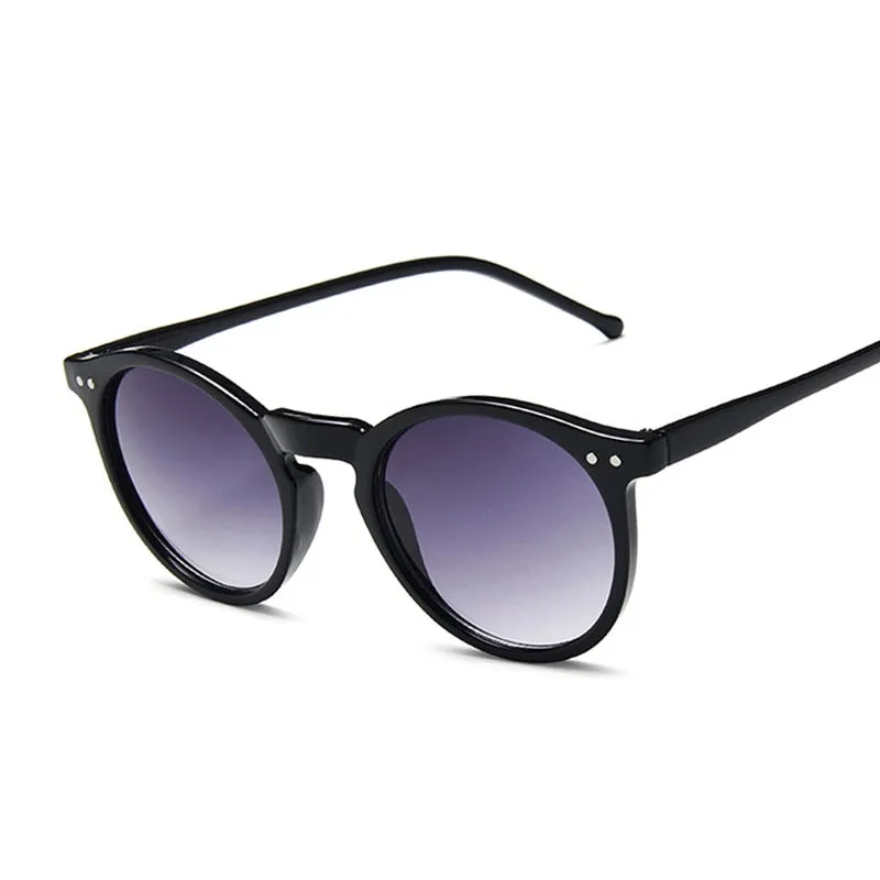 Classic Round Sunglasses for Stylish Travelers