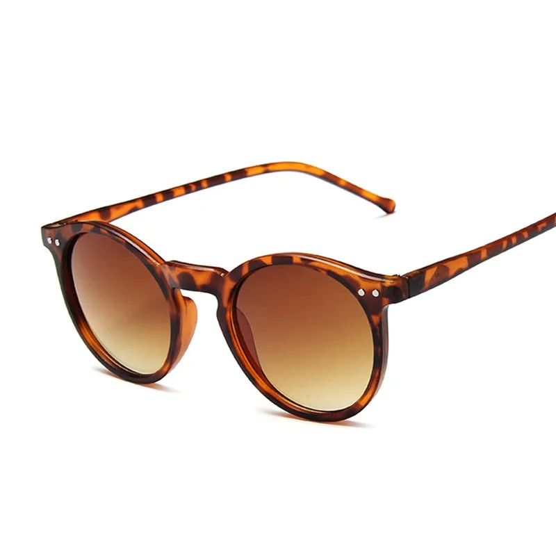 Classic Round Sunglasses for Stylish Travelers