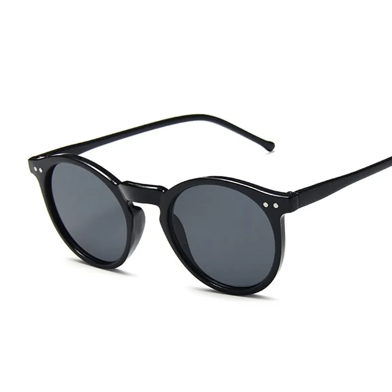 Classic Round Sunglasses for Stylish Travelers